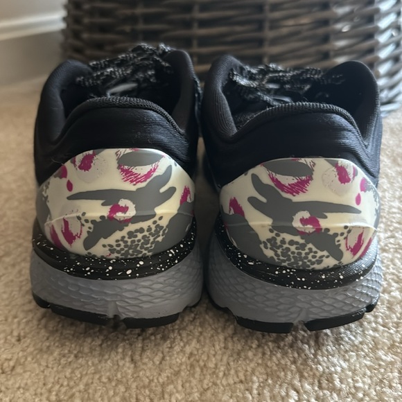 Under Armour Women's Sneakers Size 9 - Picture 3 of 5